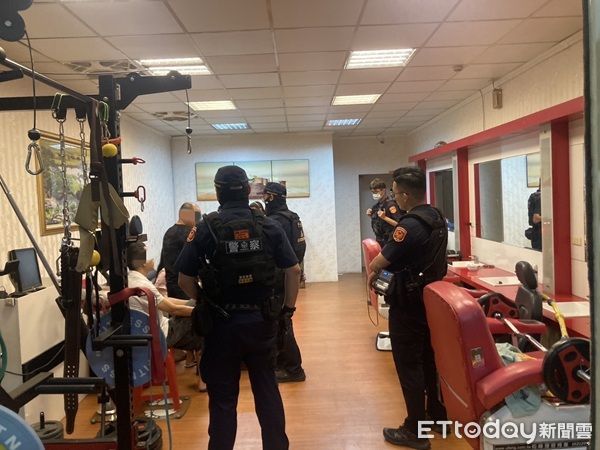 ▲中壢警方循線在養生館內查獲非法性交易妨害風化。（圖／中壢警分局提供）