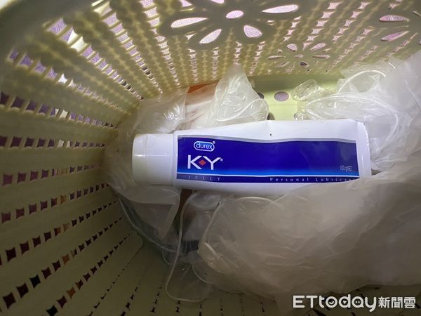 ▲▼警員入內搜索查扣潤滑油、手套等證物。（圖／中壢警分局提供）