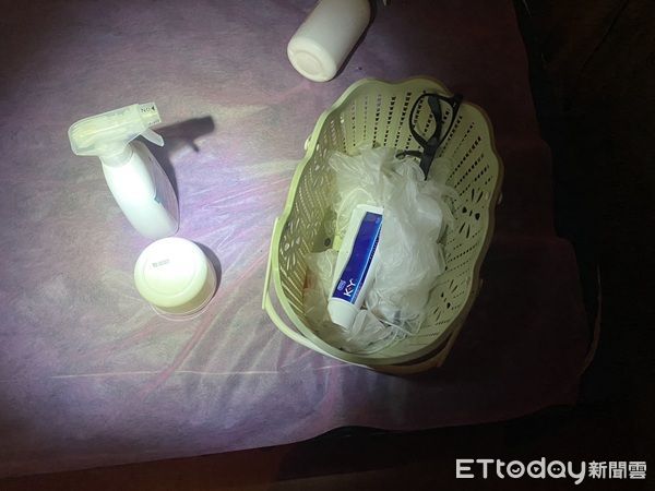 ▲▼警員入內搜索查扣潤滑油、手套等證物。（圖／中壢警分局提供）
