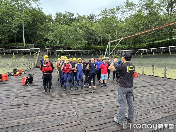 ▲台南市消防局第四大隊於虎頭埤辦理船艇救援訓練，實地模擬水域救生強化應變能力。（記者林東良翻攝，下同）