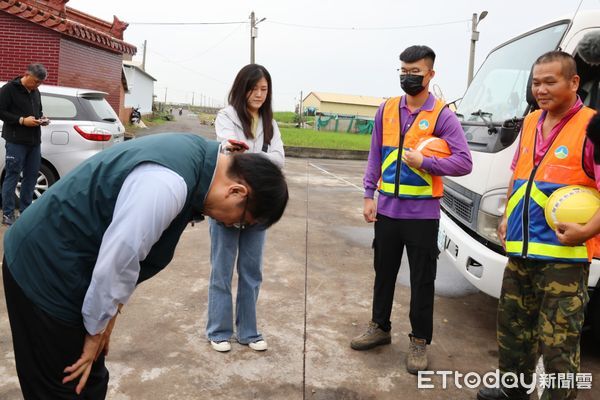 ▲台南市長黃偉哲赴後壁災區視察災後清運作業，向清潔隊鞠躬感謝投入災後復原的清潔工作。（記者林東良翻攝，下同）