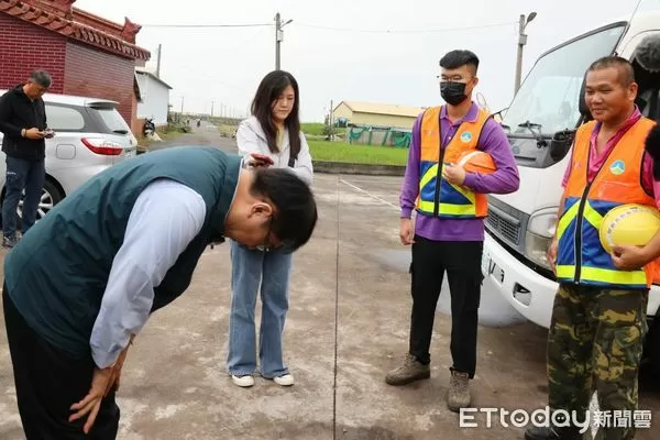 ▲台南市長黃偉哲赴後壁災區視察災後清運作業，向清潔隊鞠躬感謝投入災後復原的清潔工作。（記者林東良翻攝，下同）