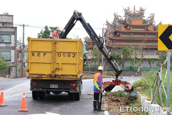 ▲台南市長黃偉哲赴後壁災區視察災後清運作業，向清潔隊鞠躬感謝投入災後復原的清潔工作。（記者林東良翻攝，下同）