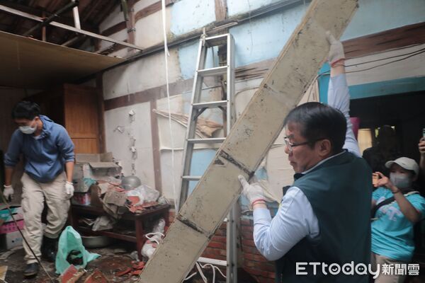 ▲台南市長黃偉哲赴後壁上茄苳里視察災後修復，與志工一同挽袖清理廢棄物，展現溫情行動力。（記者林東良翻攝，下同）
