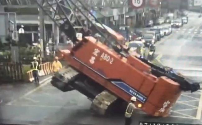 ▲▼警方協助將吊車移移置安全處所。（圖／桃園警分局提供）