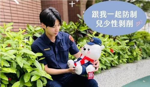▲防治兒少性剝削貼文宣傳照中的帥警引人注目。（圖／翻攝自Facebook／嘉義市政府警察局）