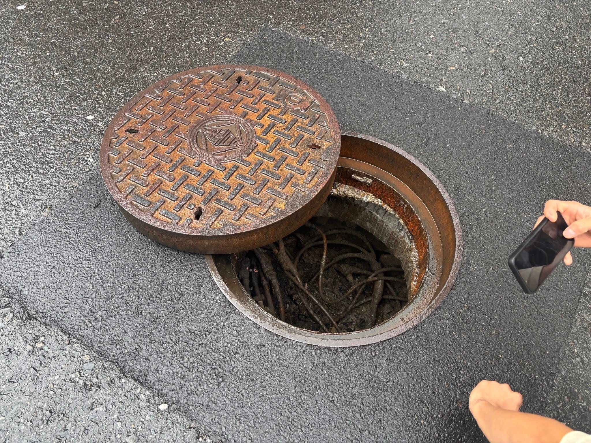 ▲▼基隆市安樂區安樂路民宅前人孔蓋爆炸。（圖／翻攝自「基隆市議員吳驊珈」臉書粉專)