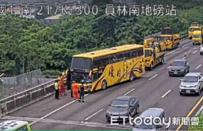 快訊/開心出遊遇意外!遊覽車國道撞工人 40人旅行毀了