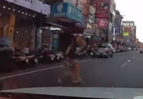 ▲溪湖鎮有寶媽牽2童穿越馬路。（圖／翻攝自threads）