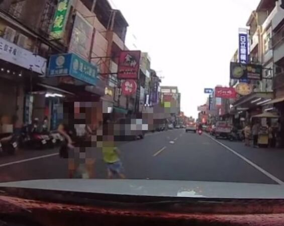 ▲溪湖鎮有寶媽牽2童穿越馬路。（圖／翻攝自threads）