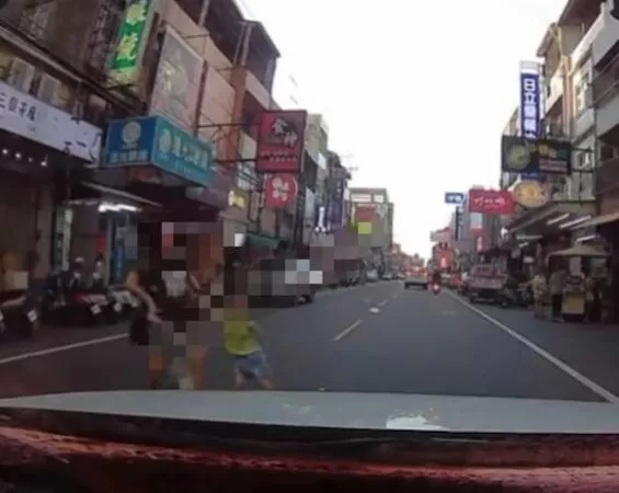 ▲溪湖鎮有寶媽牽2童穿越馬路。（圖／翻攝自threads）