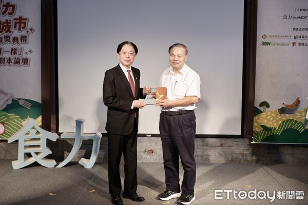 ▲花蓮縣副縣長顏新章代表花蓮縣政府出席領獎。（圖／花蓮縣政府提供，下同）