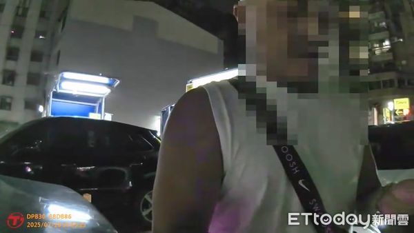 ▲▼酒駕男子狂按喇叭逼車，竟然掏上萬現金要平息。（圖／民眾提供，下同）