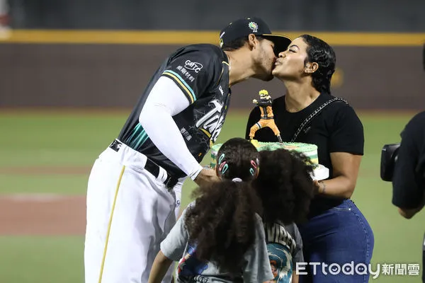 ▲台鋼魔鷹與太太。（資料照／記者林敬旻攝）