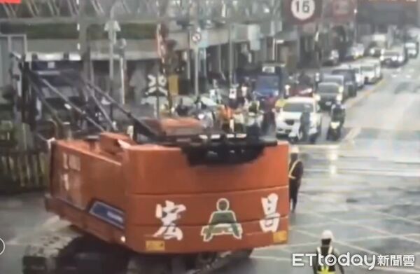 ▲履帶吊車為閃開鐵架旋轉時翻車。（圖／桃園警分局提供）