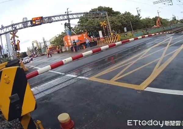 ▲▼警方協助將吊車移移置安全處所。（圖／桃園警分局提供）