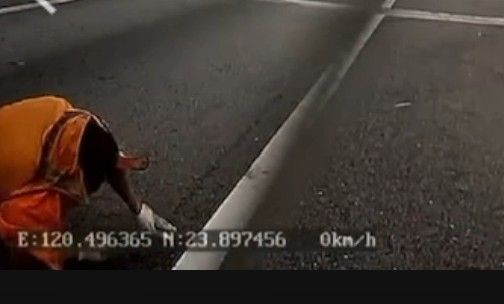 ▲國道工程人員清除掉落物遭遊覽車撞擊受傷送醫。（圖／記者唐詠絮翻攝）