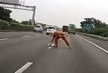 ▲國道工程人員清除掉落物遭遊覽車撞擊受傷送醫。（圖／記者唐詠絮翻攝）