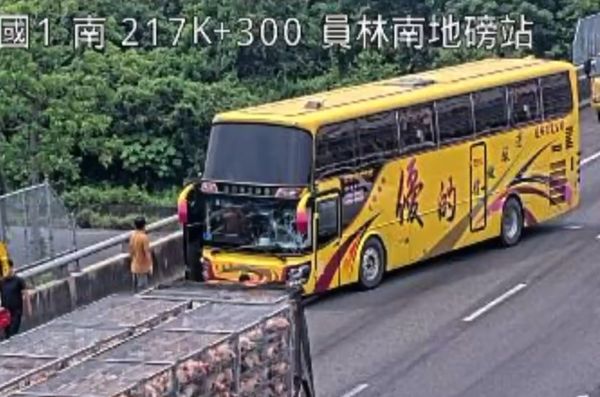 ▲國道工程人員清除掉落物遭遊覽車撞擊受傷送醫。（圖／記者唐詠絮翻攝）