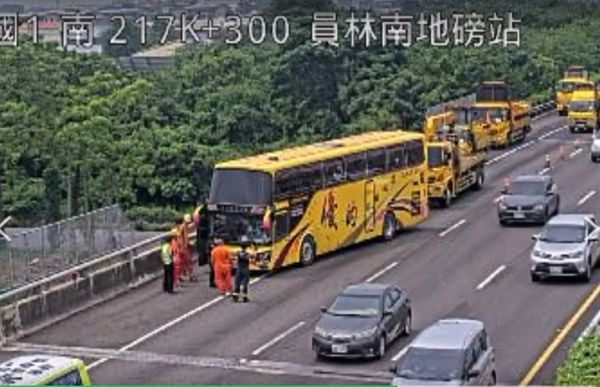 ▲國道工程人員清除掉落物遭遊覽車撞擊受傷送醫。（圖／記者唐詠絮翻攝）