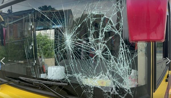 ▲國道工程人員清除掉落物遭遊覽車撞擊受傷送醫。（圖／記者唐詠絮翻攝）