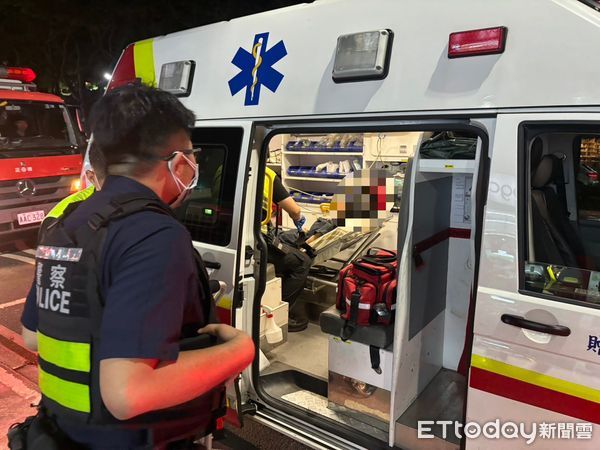 ▲▼獨居婦瘦到只剩骨頭，被兩名員警輕鬆抱起。（圖／記者陸運陞翻攝)