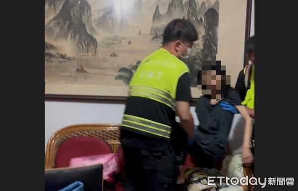 ▲▼獨居婦瘦到只剩骨頭，被兩名員警輕鬆抱起。（圖／記者陸運陞翻攝)