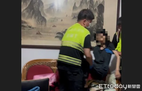 ▲▼獨居婦瘦到只剩骨頭，被兩名員警輕鬆抱起。（圖／記者陸運陞翻攝)