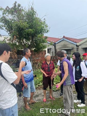 ▲林憶君立委與志工深入七股災區，發送物資、探視災民受損家園。（記者林東良翻攝，下同）