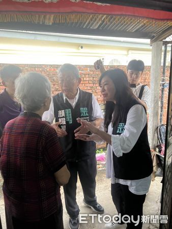 ▲林憶君立委與志工深入七股災區，發送物資、探視災民受損家園。（記者林東良翻攝，下同）