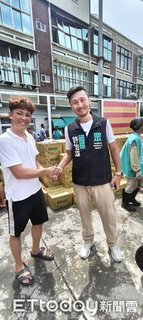 ▲林憶君立委與志工深入七股災區，發送物資、探視災民受損家園。（記者林東良翻攝，下同）