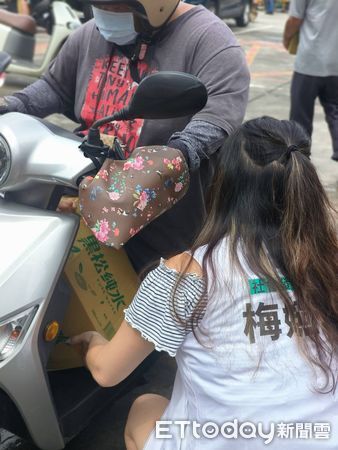 ▲林憶君立委與志工深入七股災區，發送物資、探視災民受損家園。（記者林東良翻攝，下同）