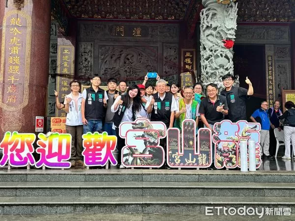 ▲林憶君立委與志工深入七股災區，發送物資、探視災民受損家園。（記者林東良翻攝，下同）