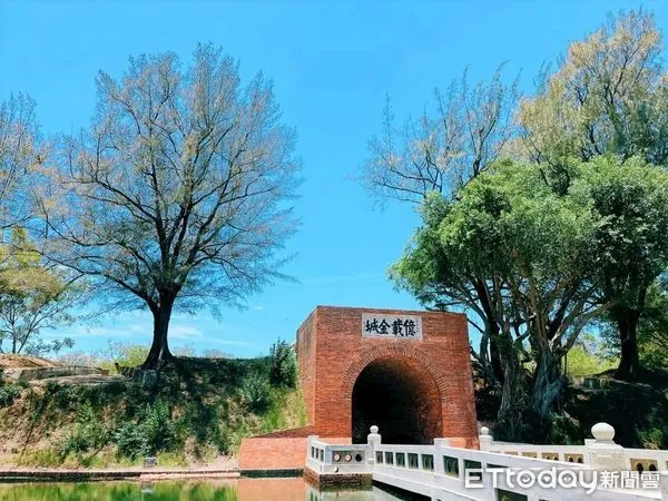 ▲台電人員冒雨搶修電力設施，台南市府推文化場館感恩方案慰勞辛勞。（記者林東良翻攝，下同）