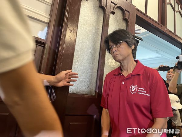 ▲▼台師大女足抽血案，校長率領教練周台英出面召開記者會。（圖／記者許敏溶攝）