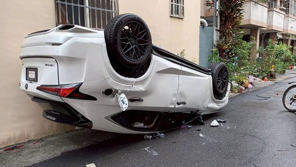 ▲員林市發生酒駕男自撞翻車。（圖／民眾提供）