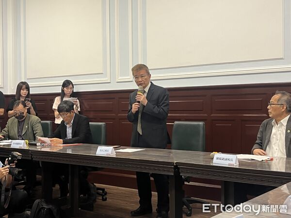 ▲▼台師大女足抽血案，校長率領教練周台英出面召開記者會。（圖／記者許敏溶攝）