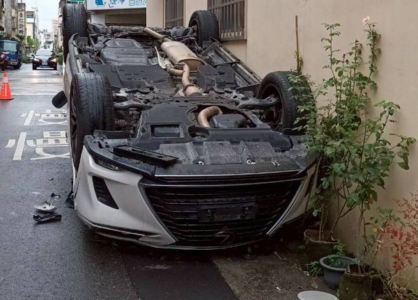 ▲員林市發生酒駕男自撞翻車。（圖／民眾提供）