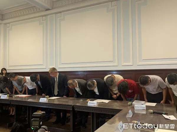 ▲▼台師大女足抽血案，校長率領教練周台英出面道歉。（圖／記者許敏溶攝）