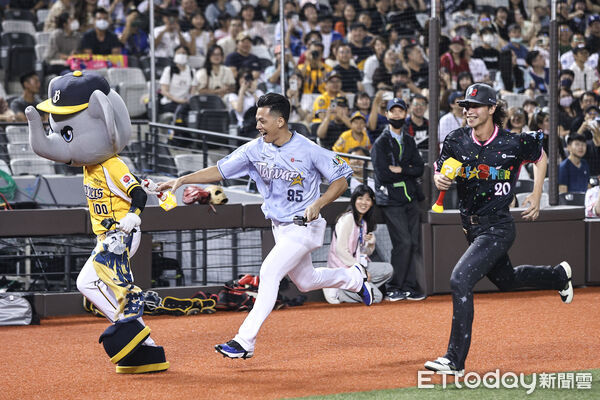 ▲中職明星賽，趣味接力賽戴培峰。（圖／記者林敬旻攝）