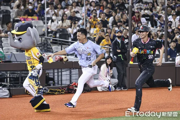 ▲中職明星賽，趣味接力賽戴培峰。（圖／記者林敬旻攝）