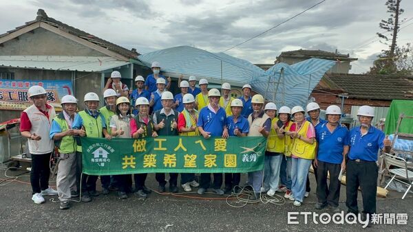 ▲台南做工行善團志工於七股區協助災損戶修繕屋頂與牆面。（記者林東良翻攝，下同）