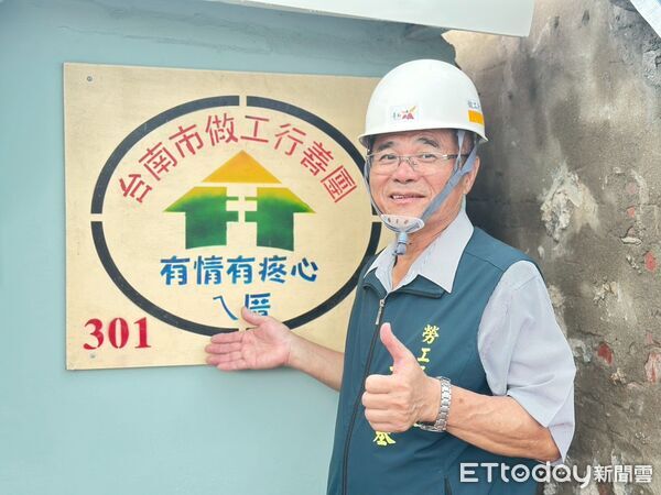 ▲台南做工行善團志工於七股區協助災損戶修繕屋頂與牆面。（記者林東良翻攝，下同）