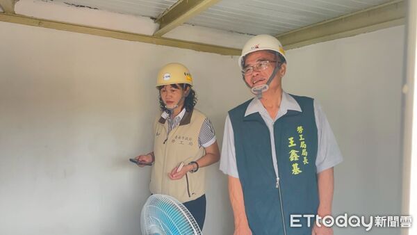 ▲台南做工行善團志工於七股區協助災損戶修繕屋頂與牆面。（記者林東良翻攝，下同）