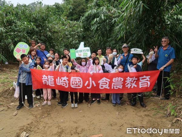 ▲台南市教育局在龍崎舉辦食農親子體驗營，孩子們開心體驗挖筍樂趣。（記者林東良翻攝，下同）