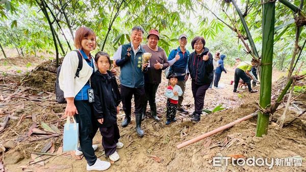 ▲台南市教育局在龍崎舉辦食農親子體驗營，孩子們開心體驗挖筍樂趣。（記者林東良翻攝，下同）