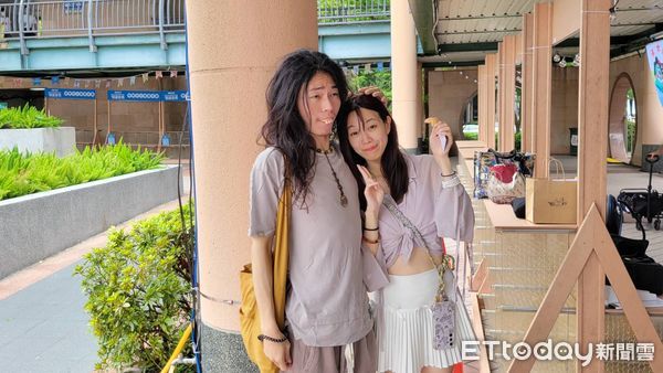 ▲鄧佳華女友簡簡現身。（圖／記者葉文正攝）
