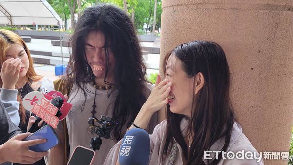 ▲鄧佳華女友簡簡現身。（圖／記者葉文正攝）
