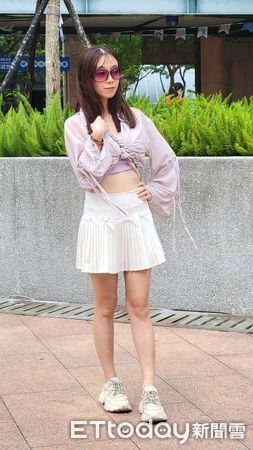 ▲鄧佳華女友簡簡現身。（圖／記者葉文正攝）