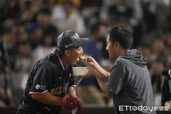 ▲中職明星賽全壘打大賽，平野惠一餵王政順吃便當。（圖／記者林敬旻攝）